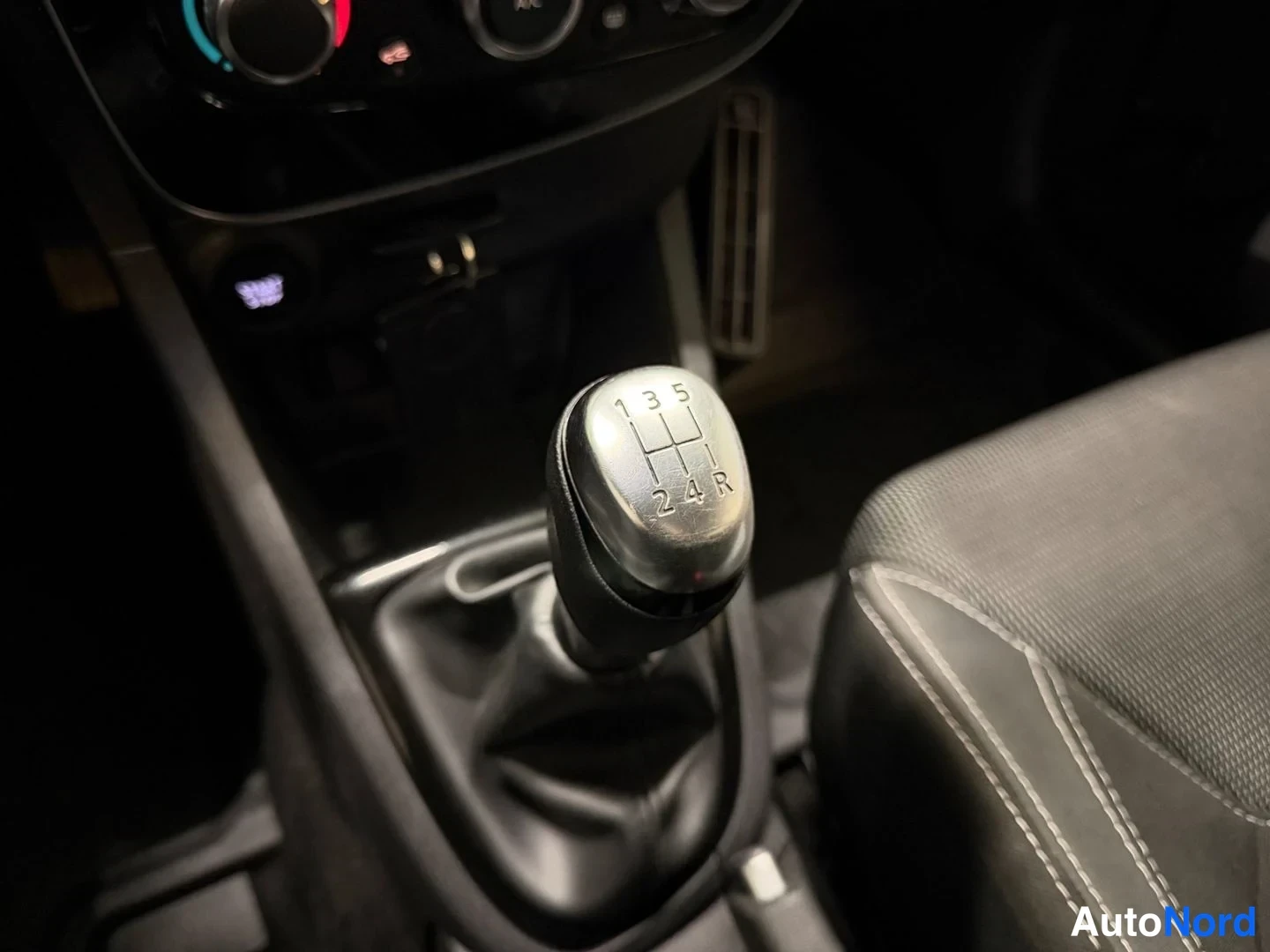 Punainen Renault Clio 2018, yksityiskohta, kuva 14