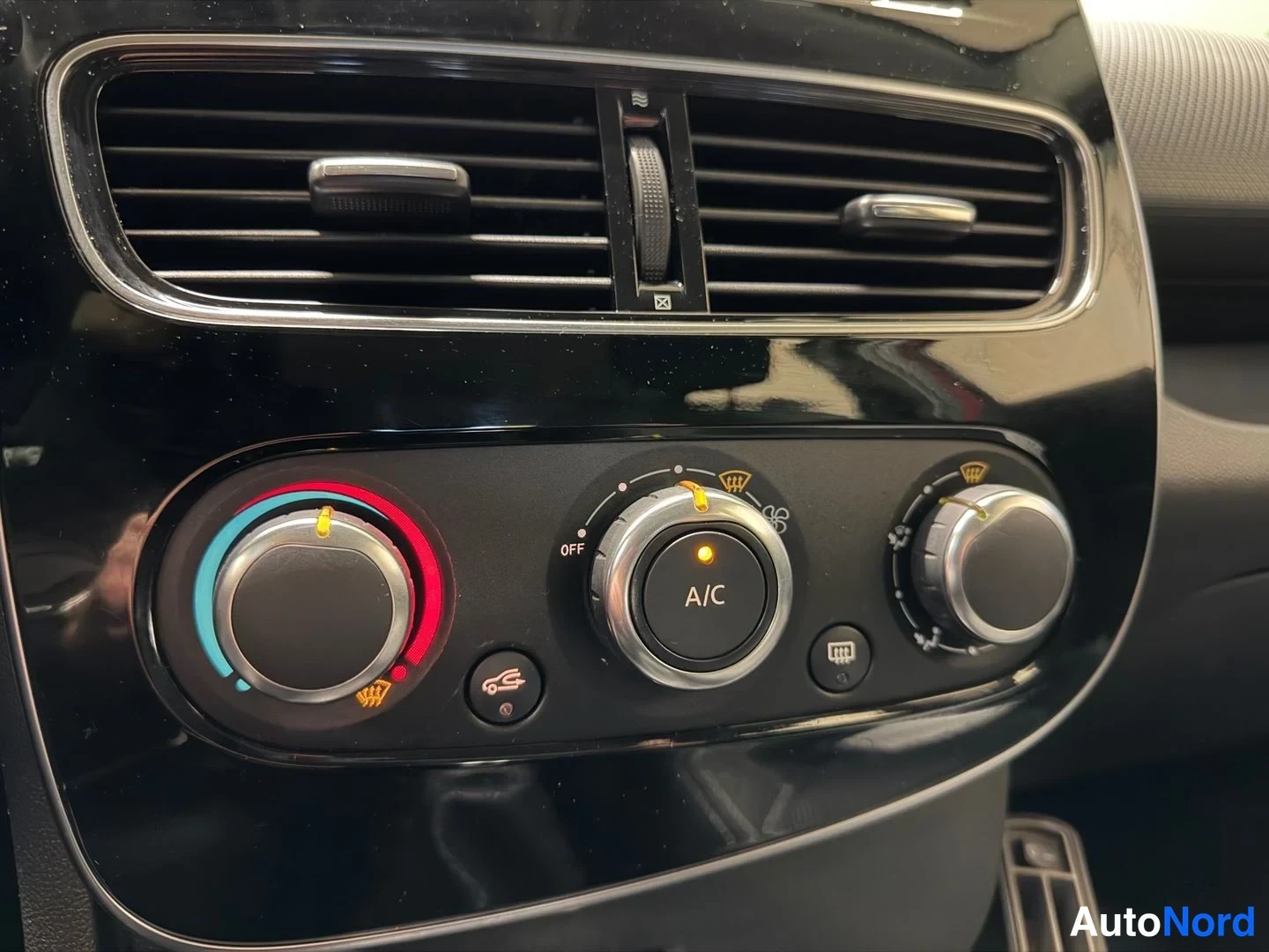 Punainen Renault Clio 2018, yksityiskohta, kuva 15