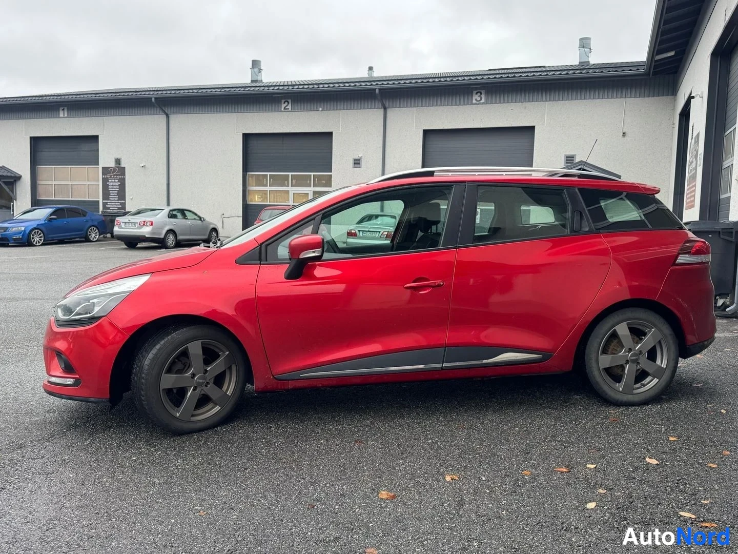 Punainen Renault Clio 2018, etuviisto, keula vasemmalle, kuva 2