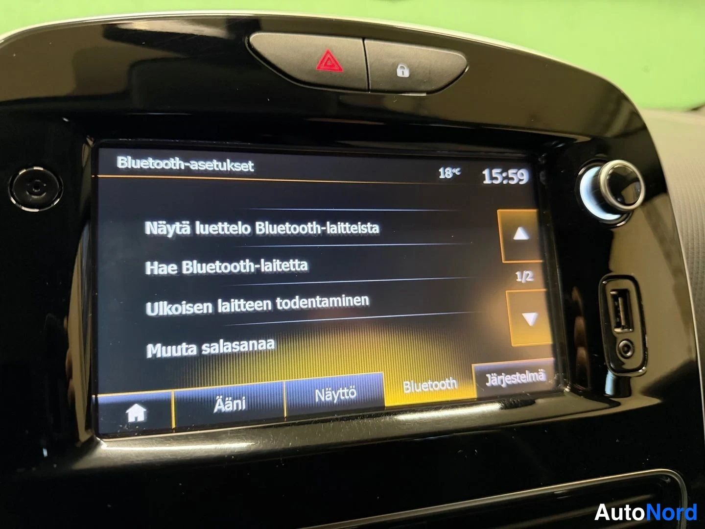 Punainen Renault Clio 2018, yksityiskohta, kuva 17
