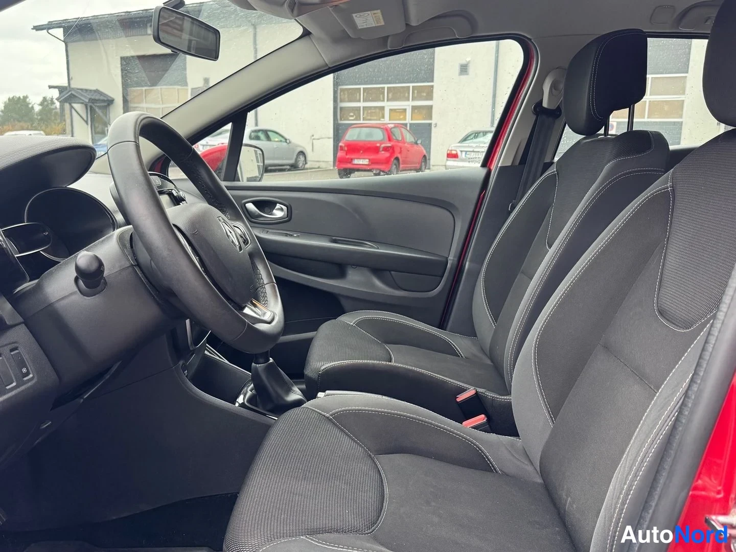 Punainen Renault Clio 2018, etuistuimet, kuva 6