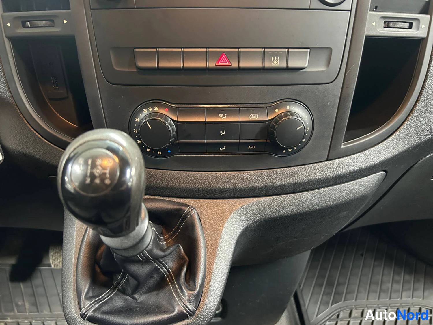 Valkoinen Mercedes-Benz Vito 109 CDI 2017, yksityiskohta, kuva 20