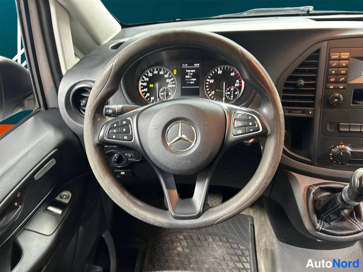 Valkoinen Mercedes-Benz Vito 109 CDI 2017, ohjaamo, kuva 11