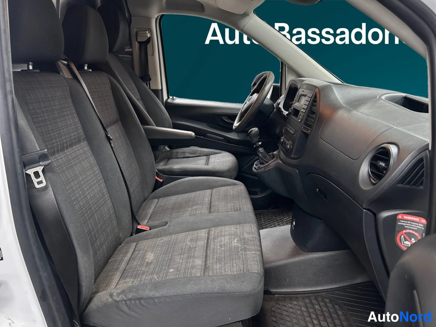 Valkoinen Mercedes-Benz Vito 109 CDI 2017, etuistuimet, kuva 12