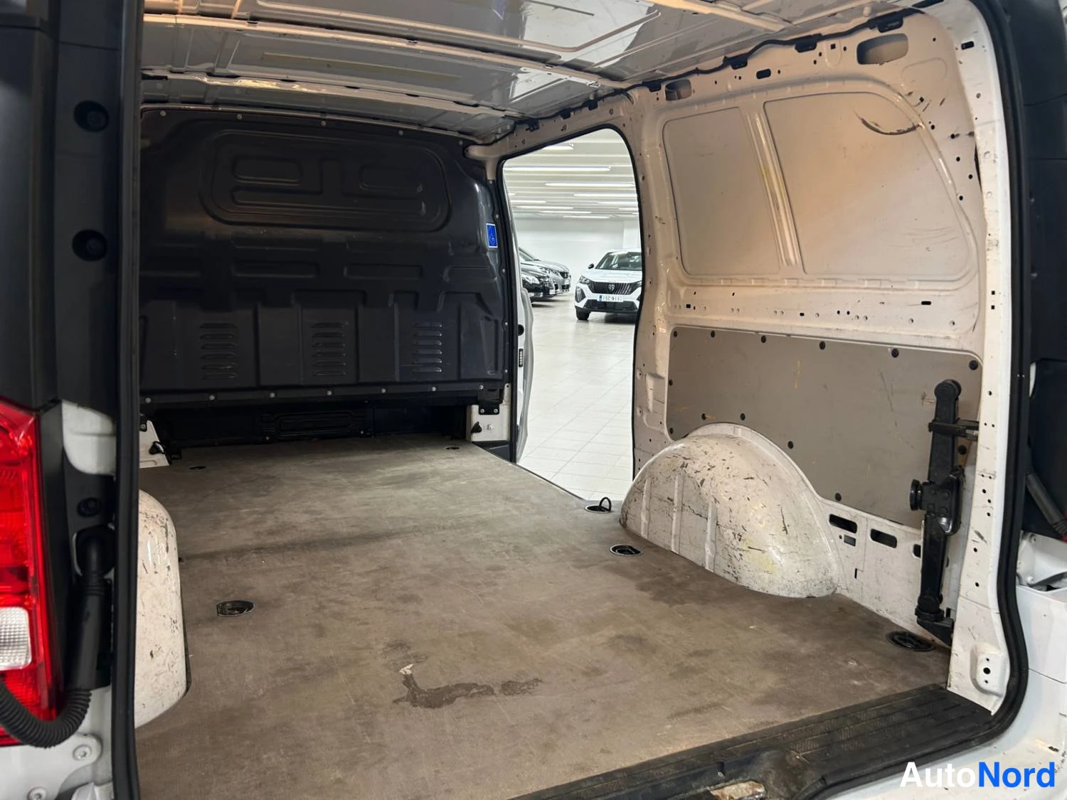 Valkoinen Mercedes-Benz Vito 109 CDI 2017, tavaratila, kuva 14