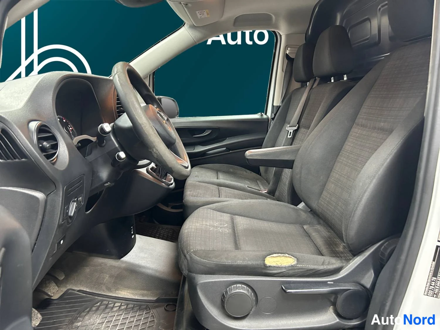 Valkoinen Mercedes-Benz Vito 109 CDI 2017, ohjaamo, kuva 9