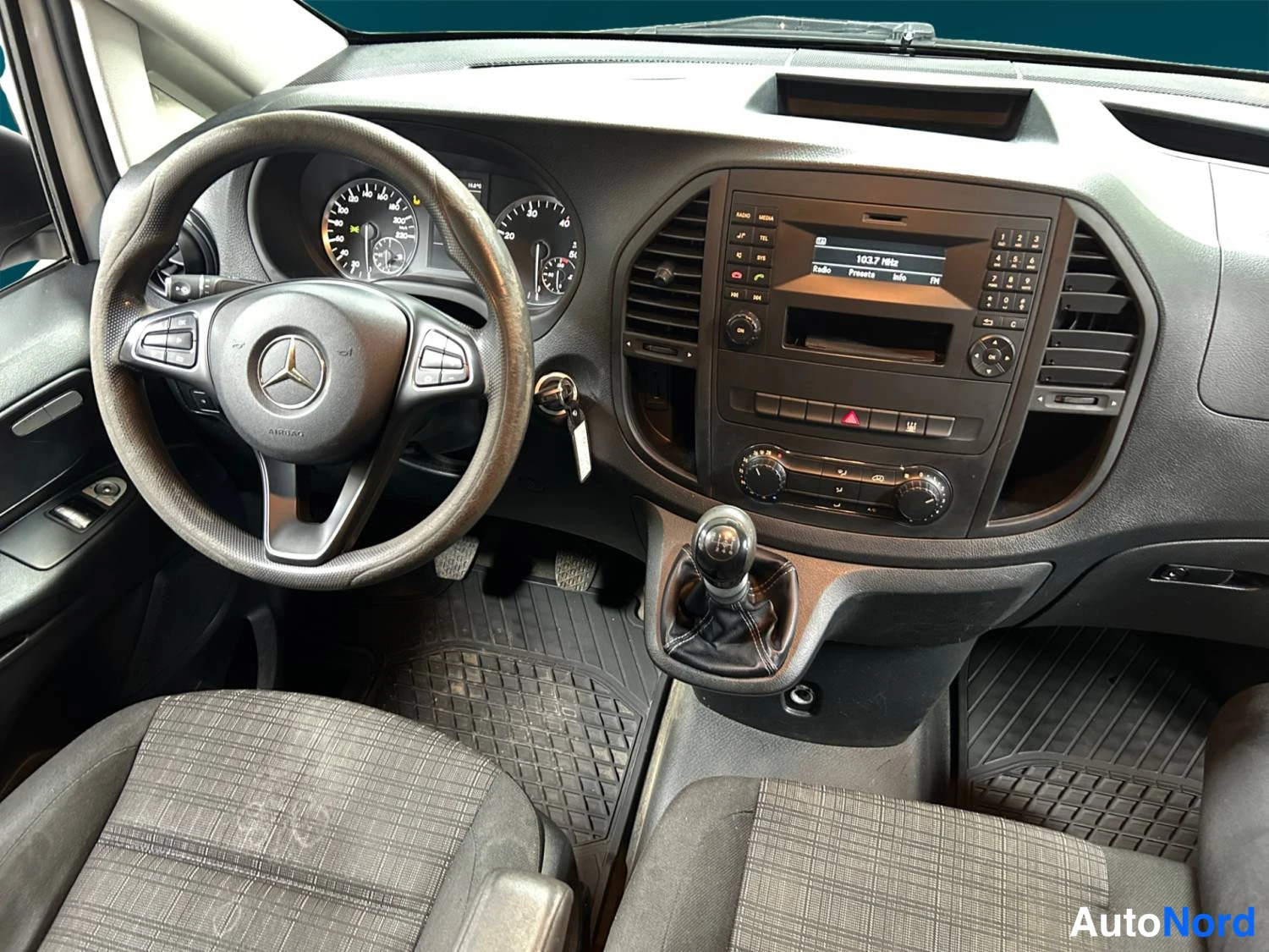 Valkoinen Mercedes-Benz Vito 109 CDI 2017, ohjaamo, kuva 10