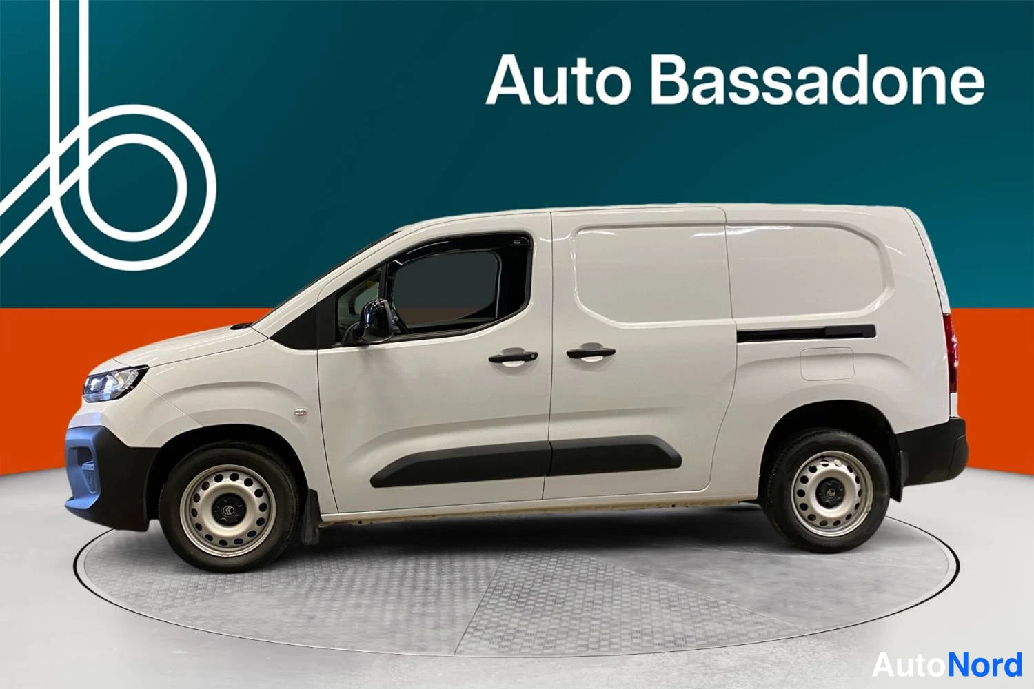 Valkoinen Citroen Berlingo 2025, sivulta, kuva 5