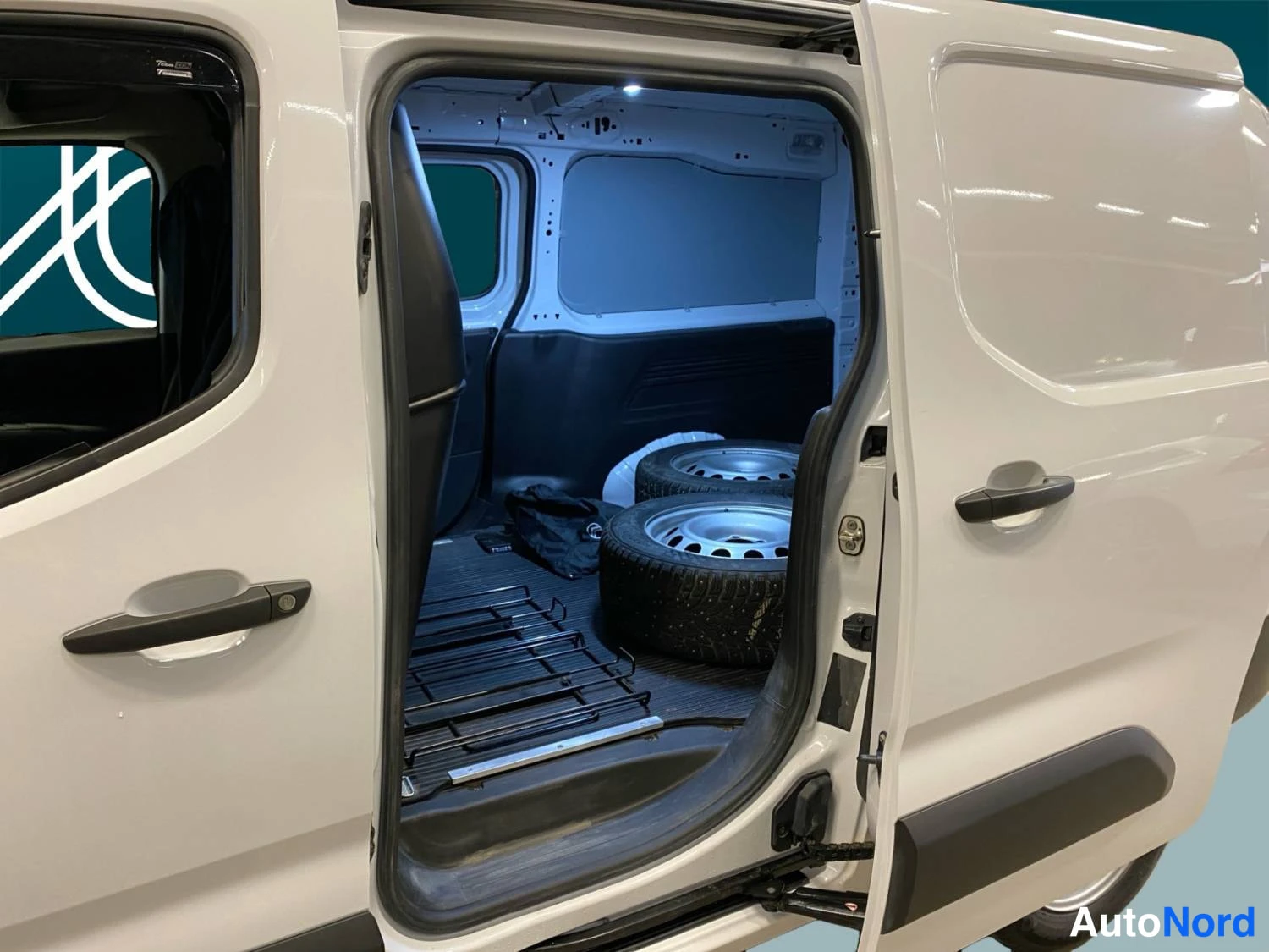 Valkoinen Citroen Berlingo 2025, tavaratila, kuva 14