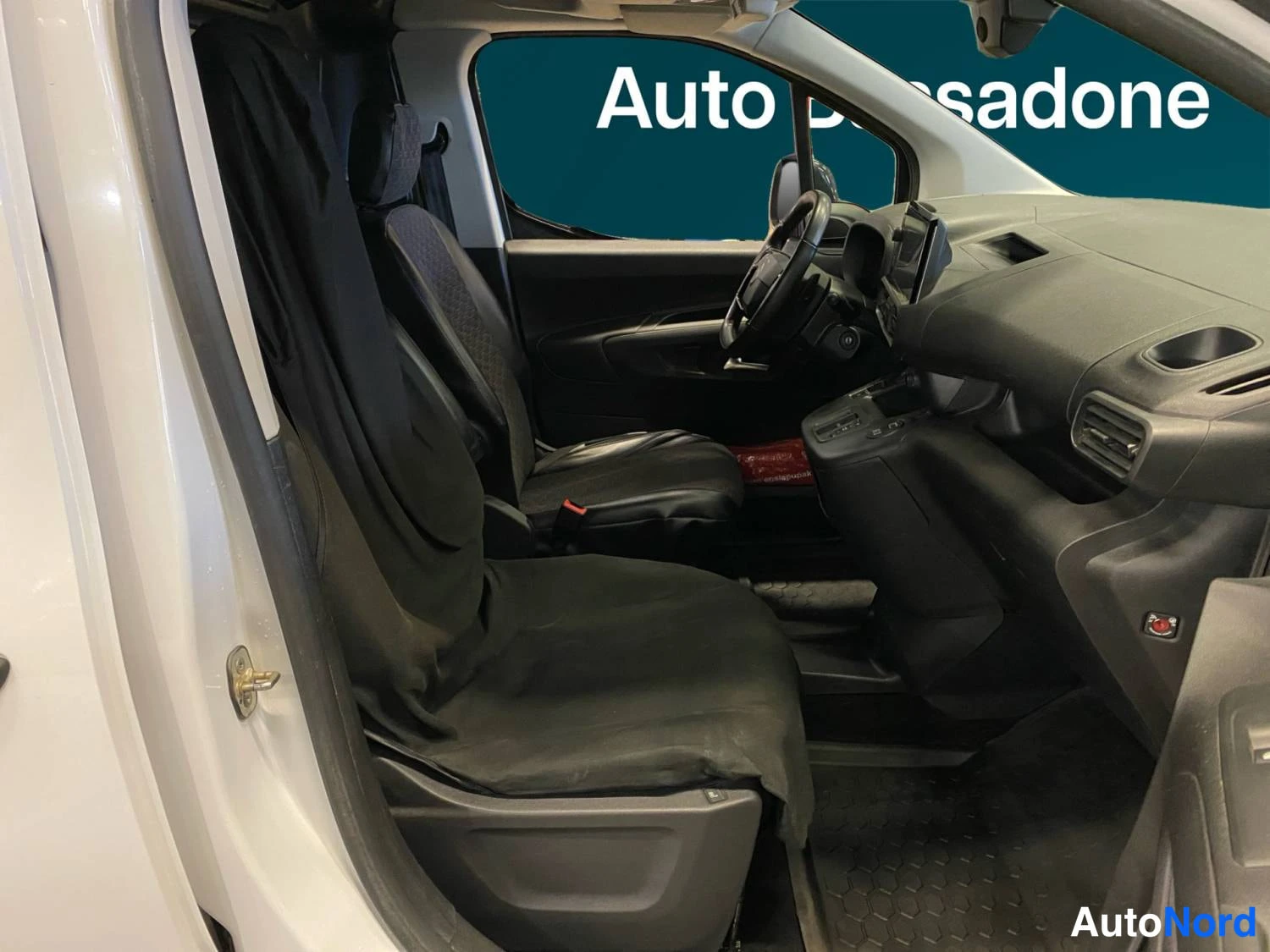 Valkoinen Citroen Berlingo 2025, etuistuimet, kuva 11