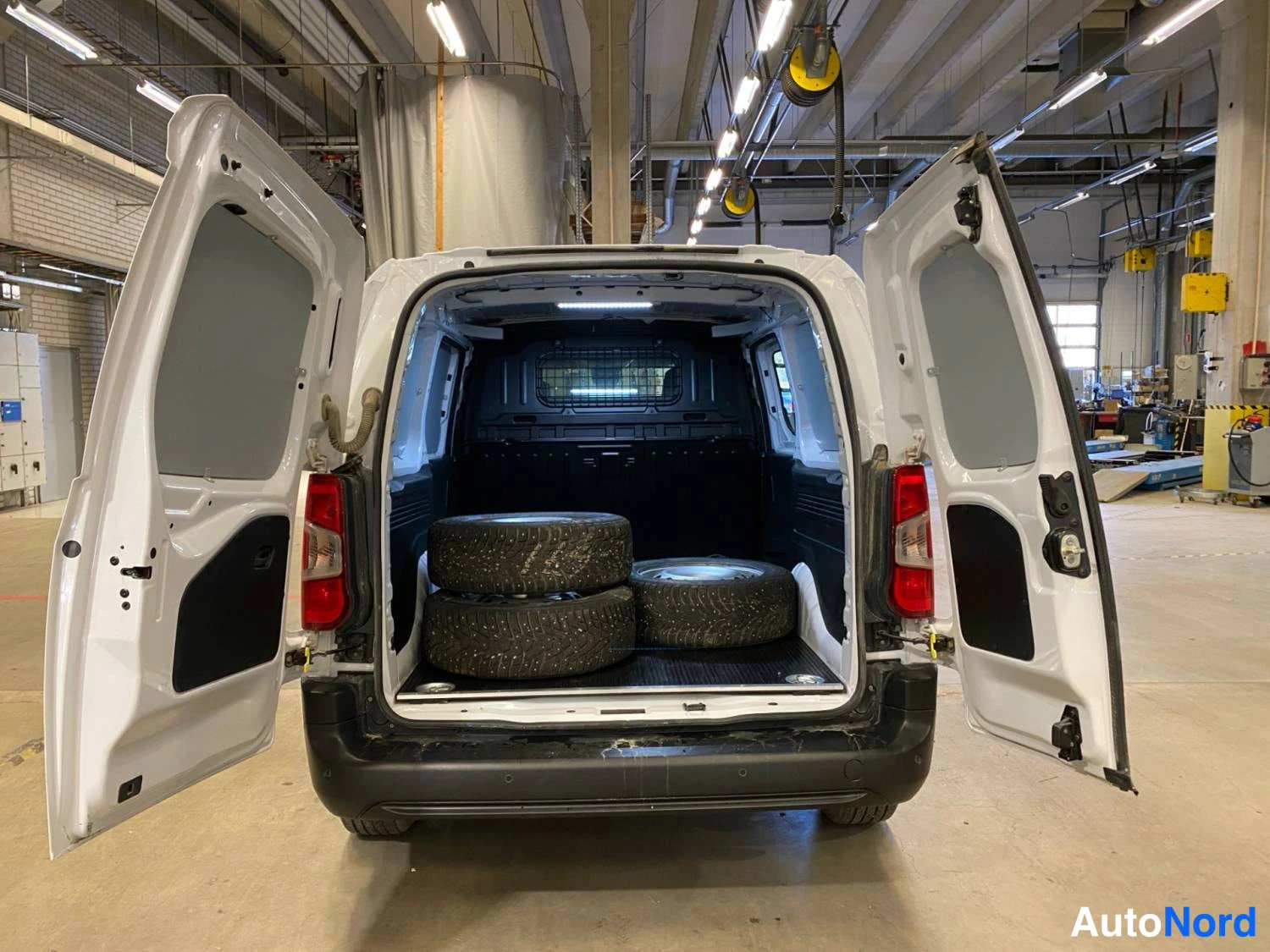Valkoinen Citroen Berlingo 2025, tavaratila, kuva 12