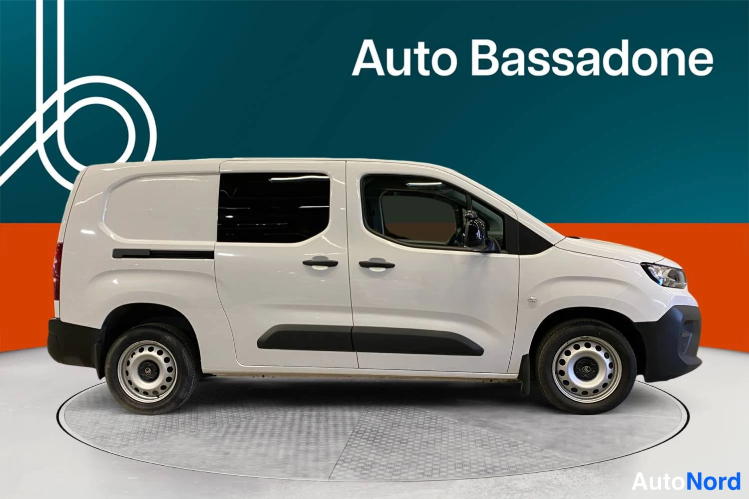 Valkoinen Citroen Berlingo 2025, etuviisto, keula oikealle, kuva 2