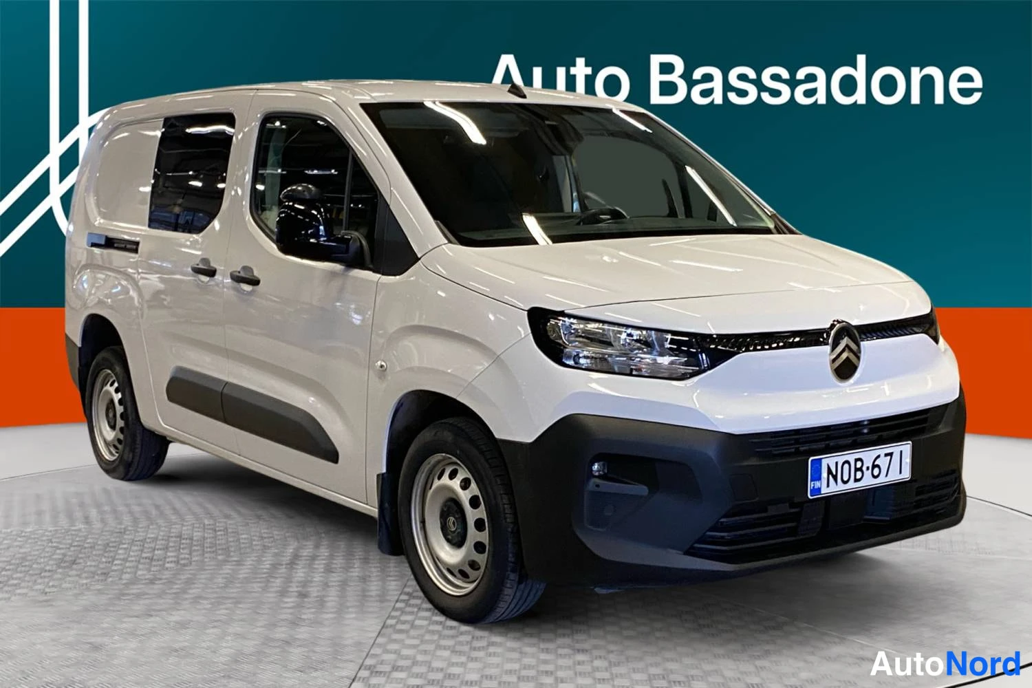 Valkoinen Citroen Berlingo 2025, etuviisto, keula oikealle, kuva 3