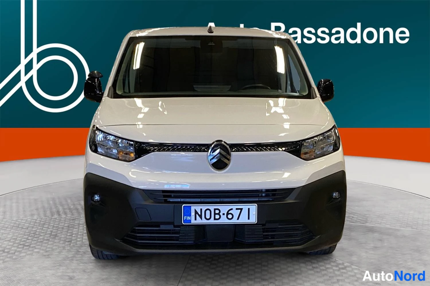 Valkoinen Citroen Berlingo 2025, edestä, kuva 4