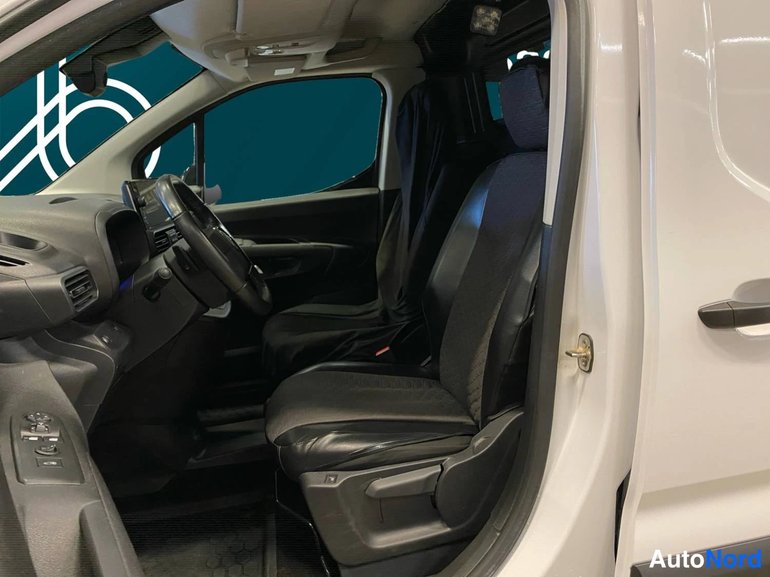 Valkoinen Citroen Berlingo 2025, ohjaamo, kuva 9