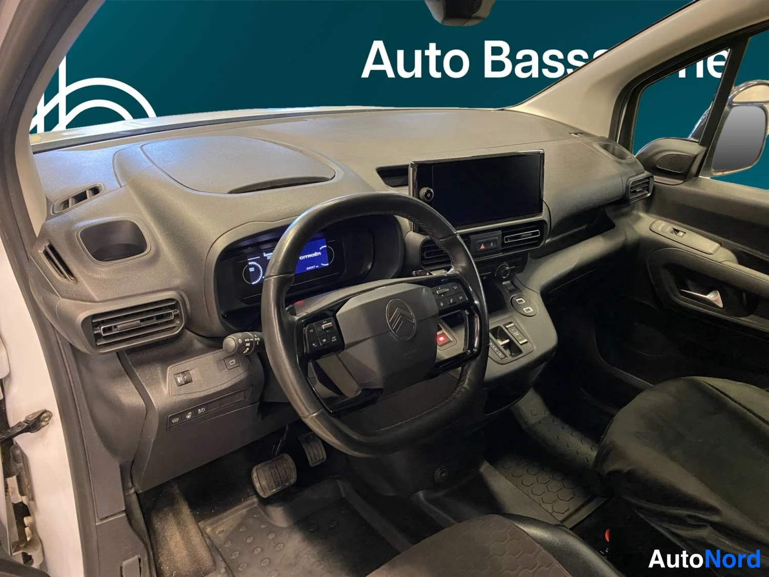 Valkoinen Citroen Berlingo 2025, ohjaamo, kuva 10