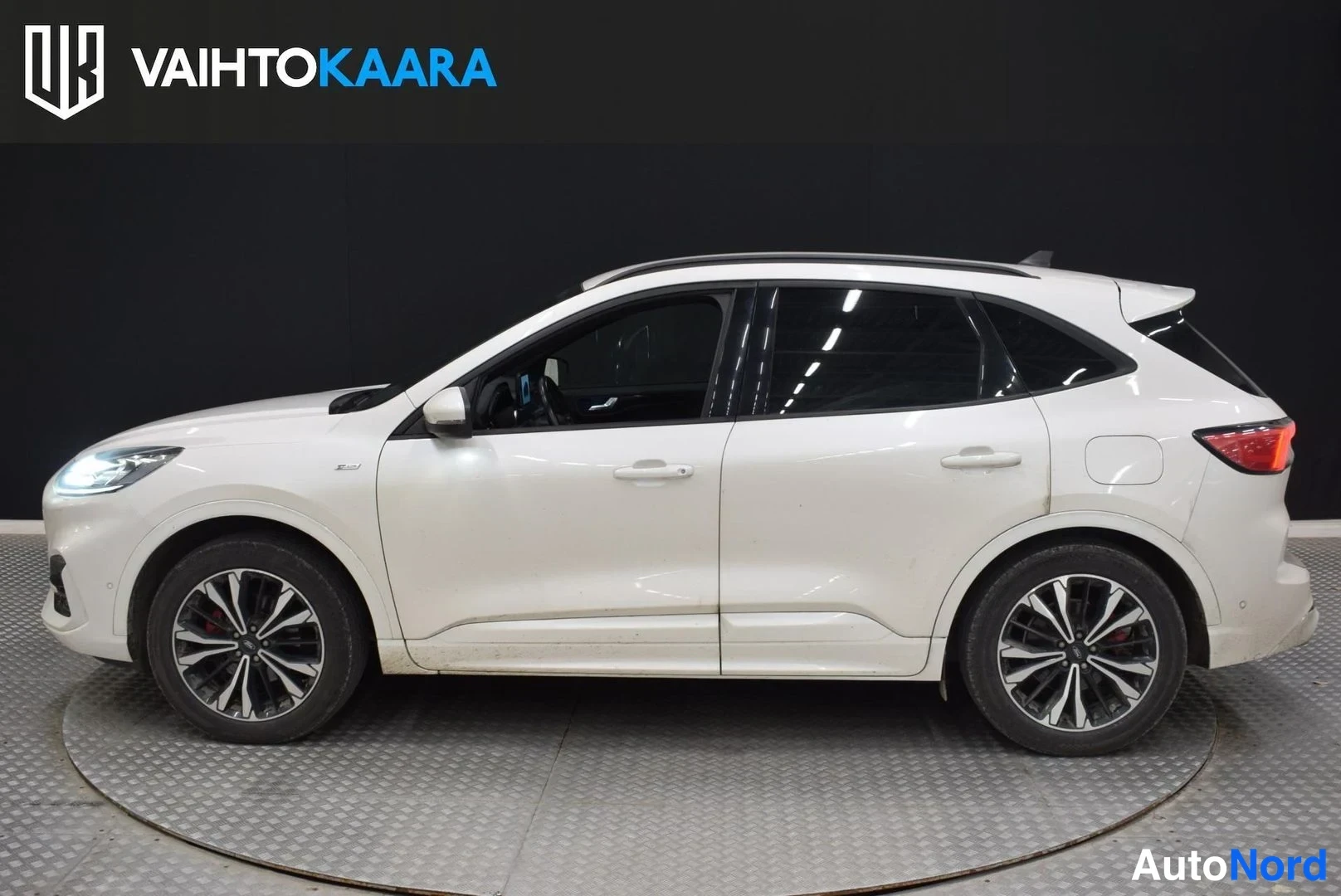 Valkoinen Ford Kuga 2021, sivulta, kuva 3