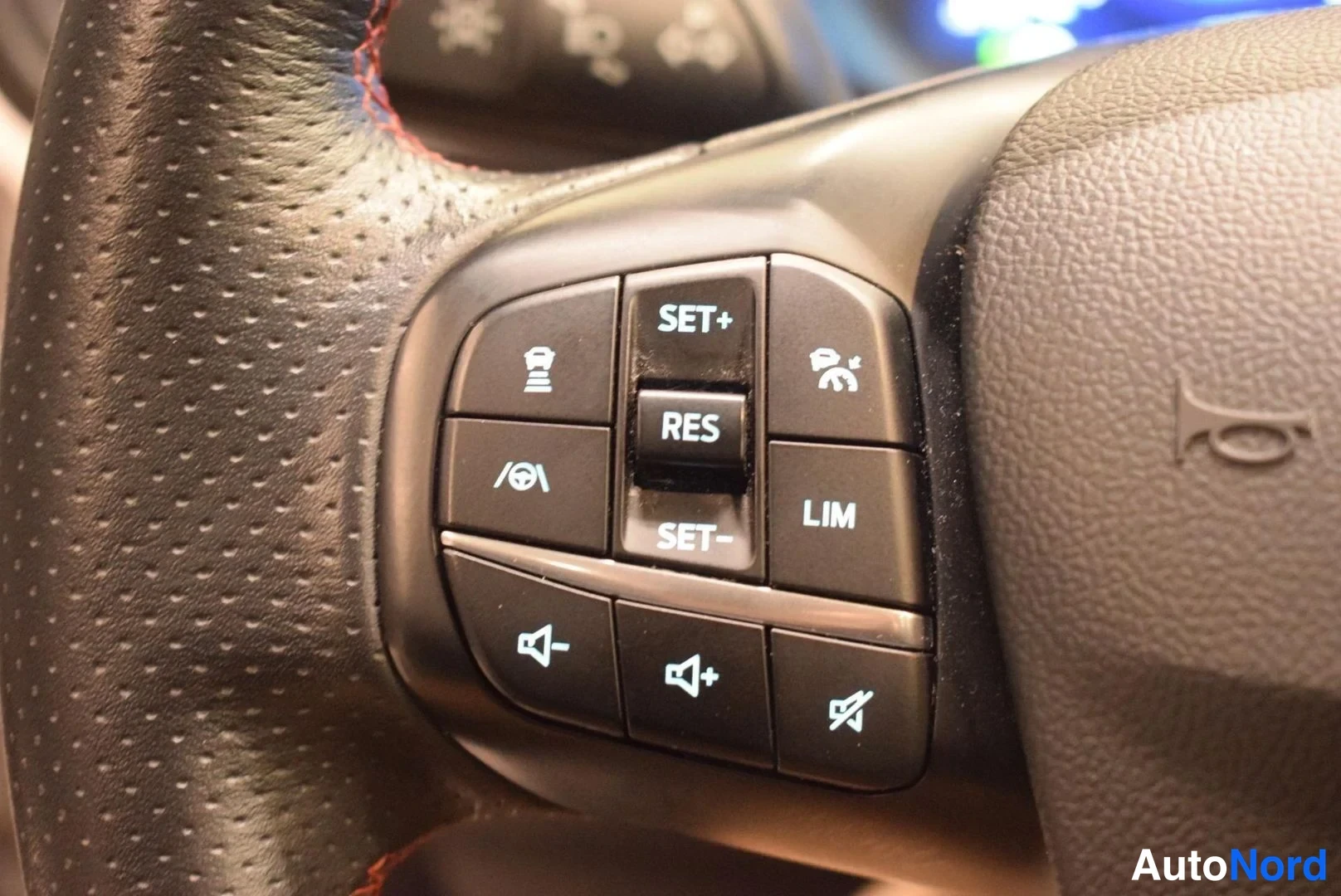 Valkoinen Ford Kuga 2021, yksityiskohta, kuva 9
