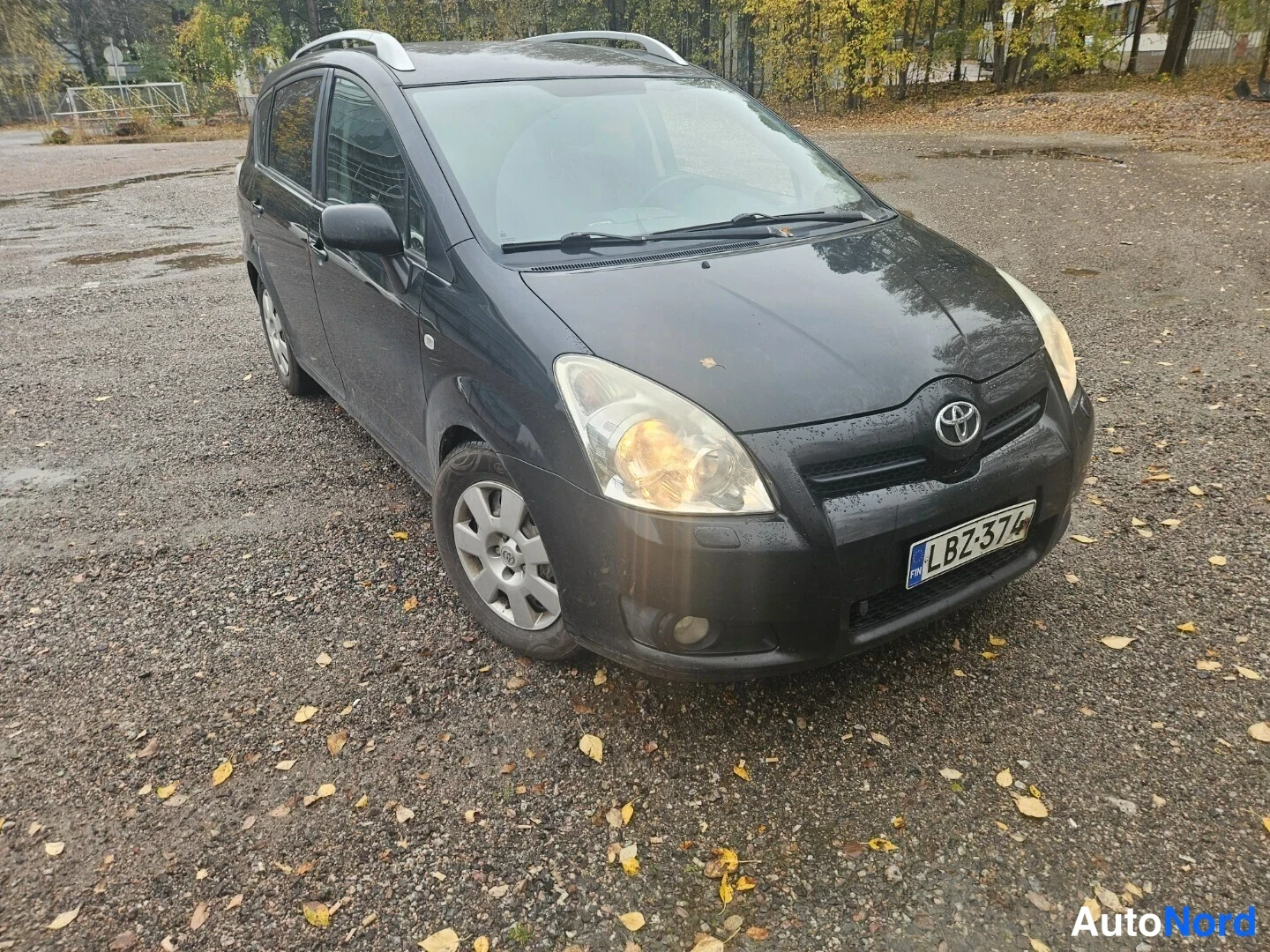 Musta Toyota Corolla Verso 2008, etuviisto, keula oikealle, kuva 2