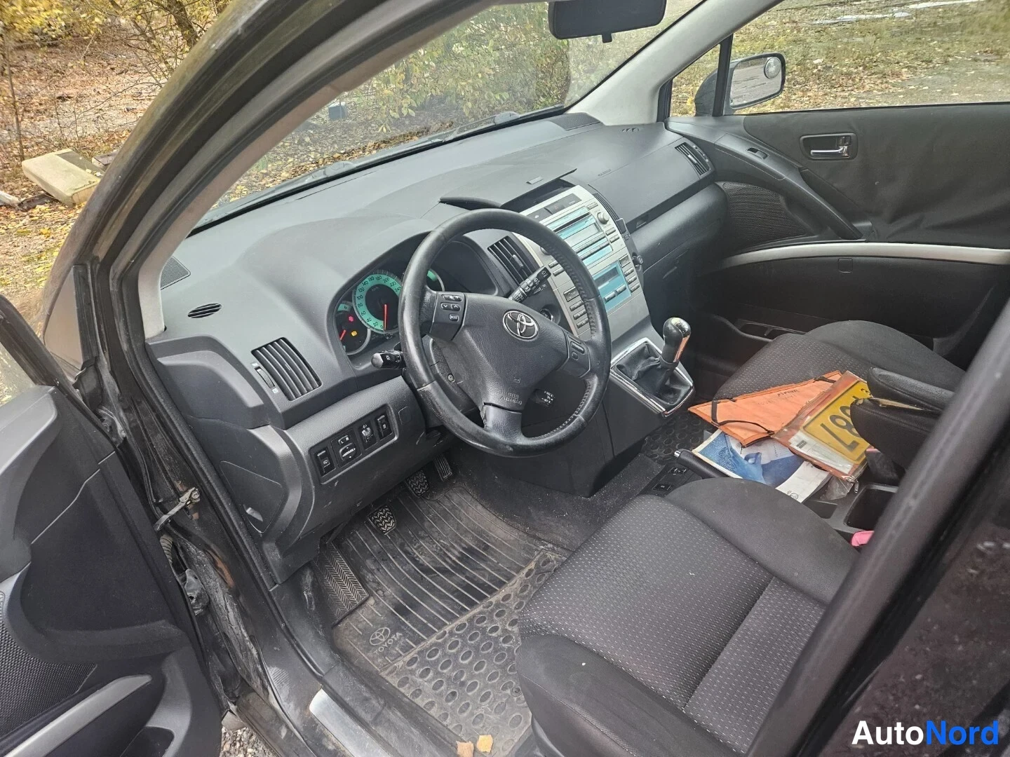 Musta Toyota Corolla Verso 2008, ohjaamo, kuva 5