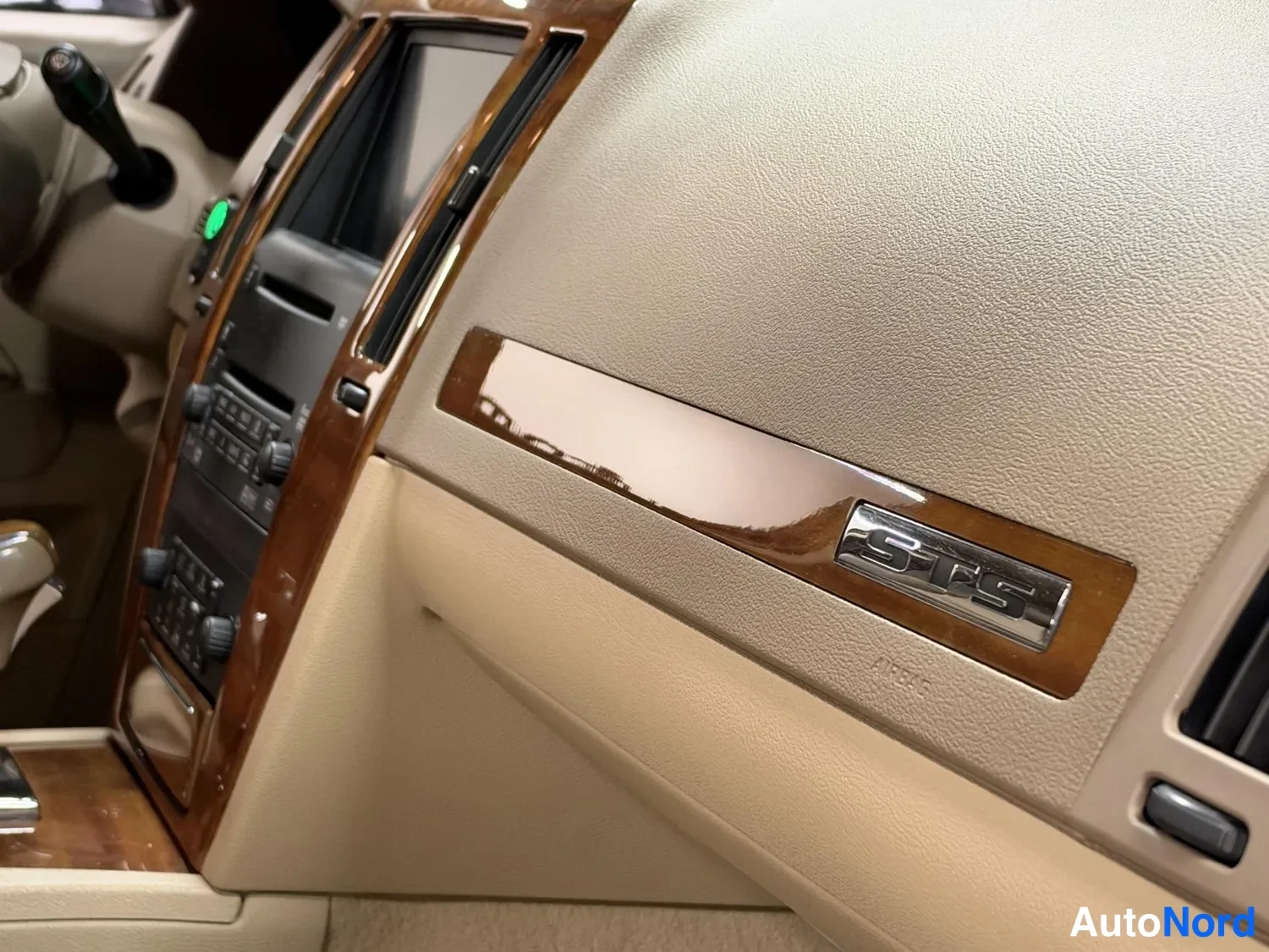 Black Cadillac STS 2005, detail, photo 12