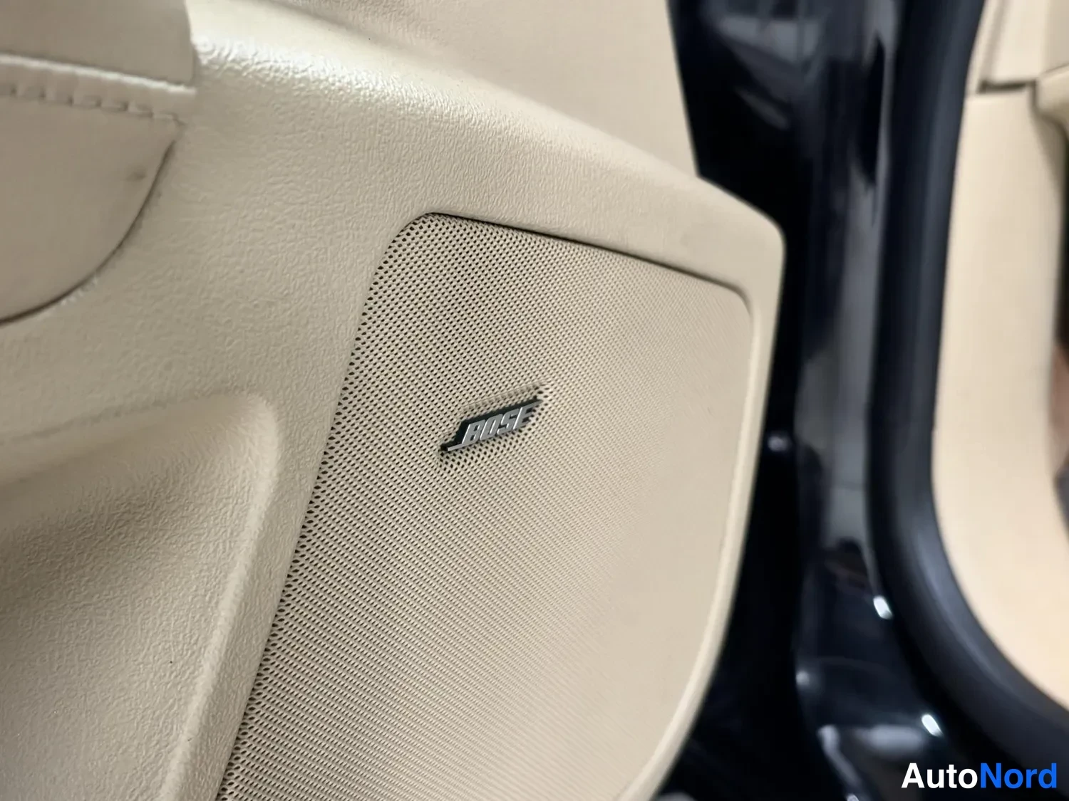 Black Cadillac STS 2005, detail, photo 13
