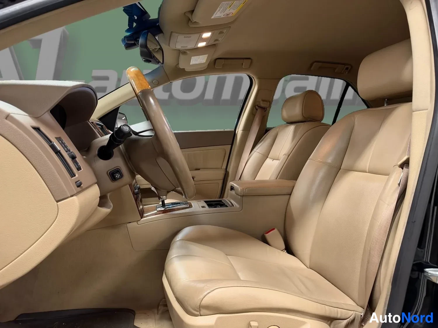 Black Cadillac STS 2005, front seats, photo 8