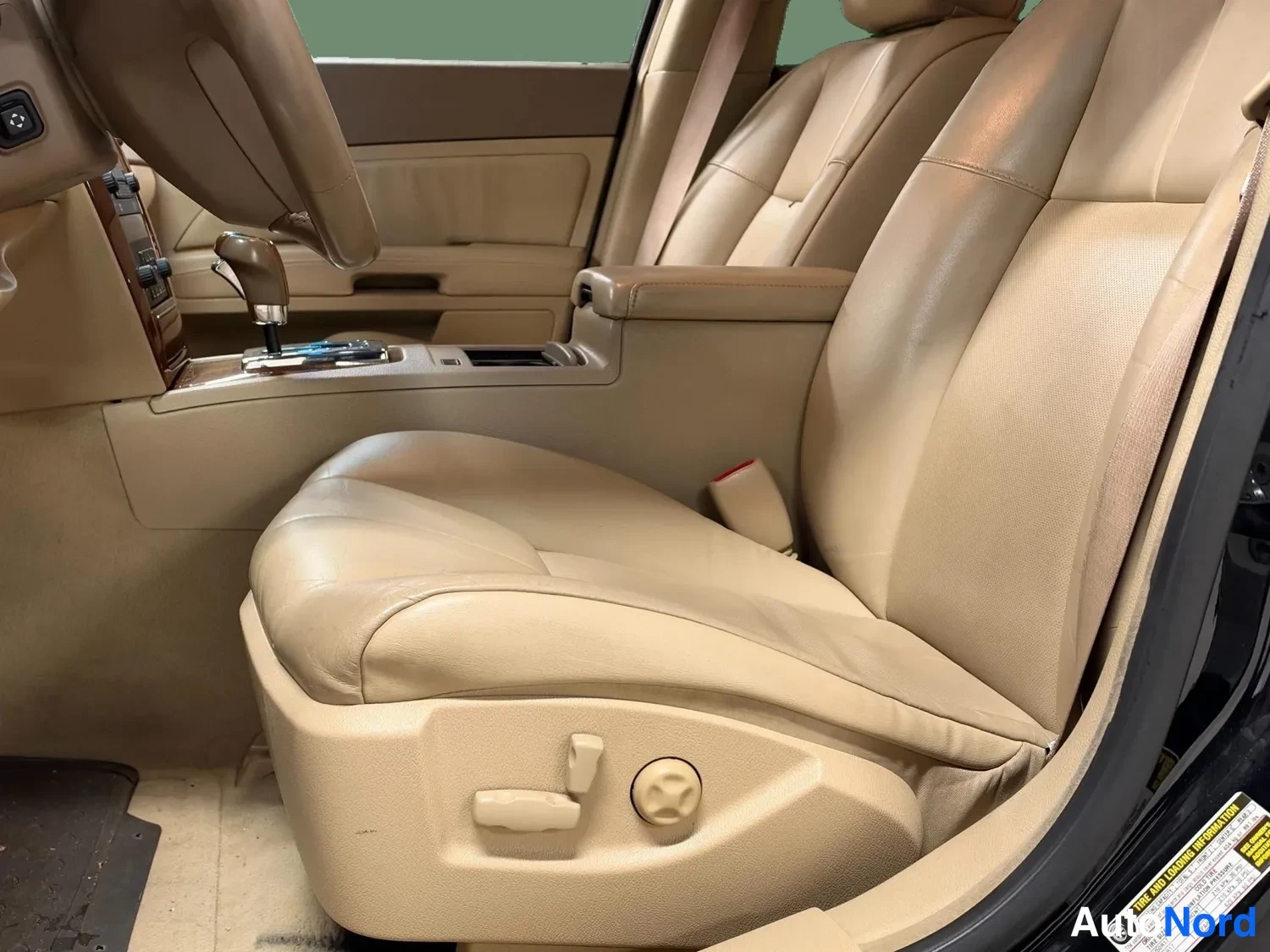 Black Cadillac STS 2005, front seats, photo 9