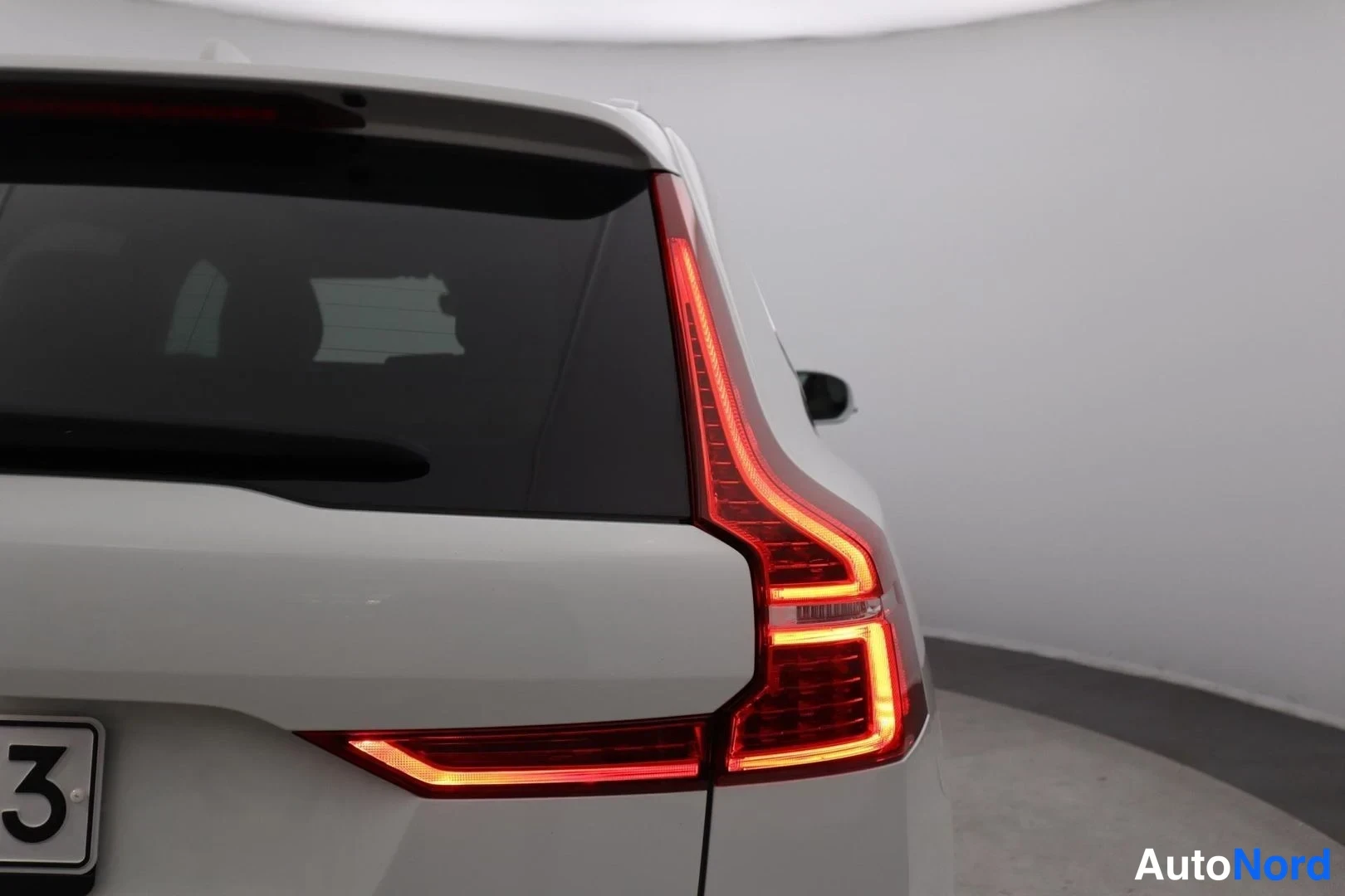 Valkoinen Volvo XC60 2020, takaa, kuva 9