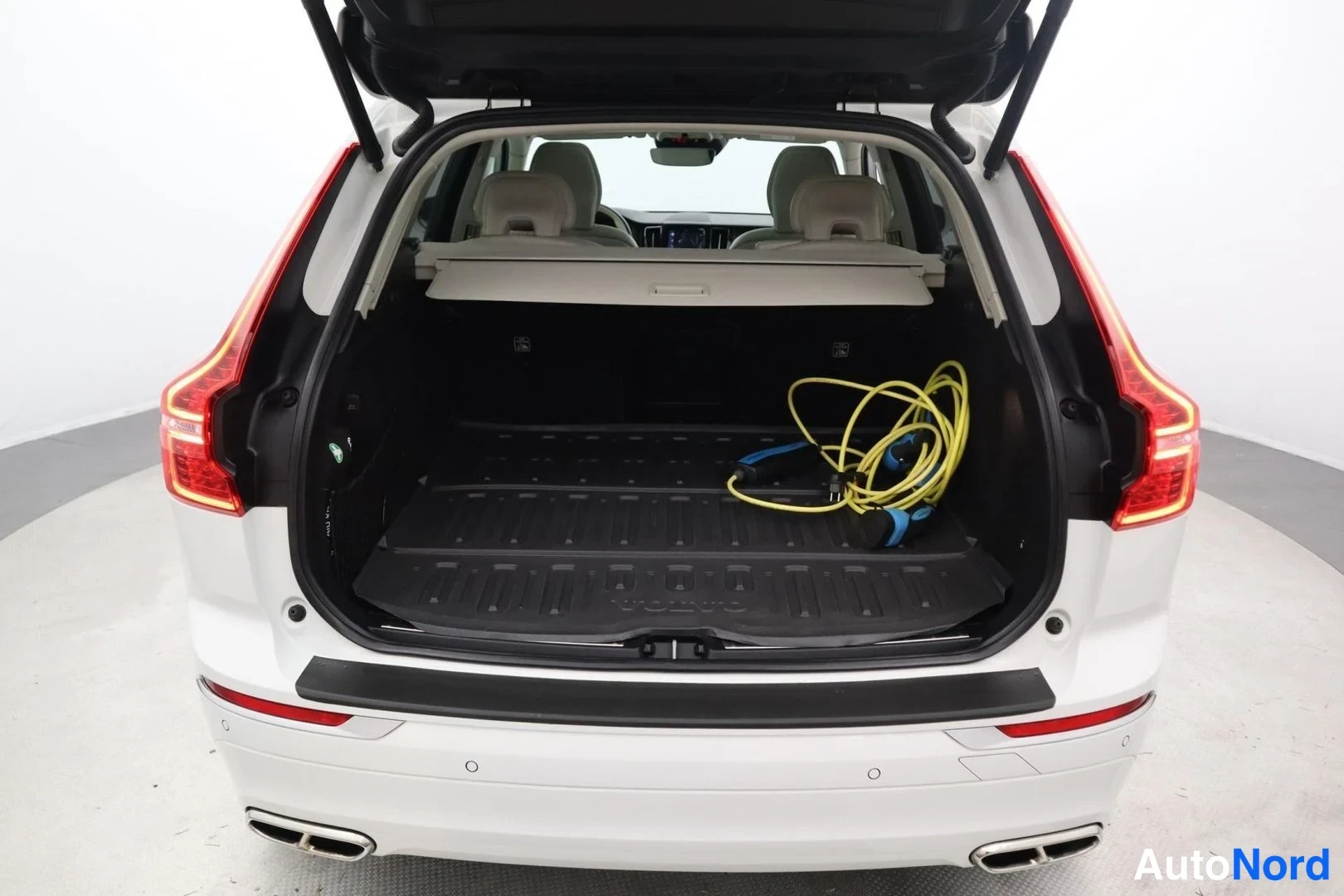 Valkoinen Volvo XC60 2020, tavaratila, kuva 20