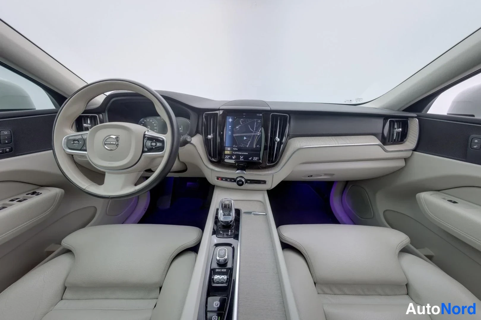 Valkoinen Volvo XC60 2020, ohjaamo, kuva 10