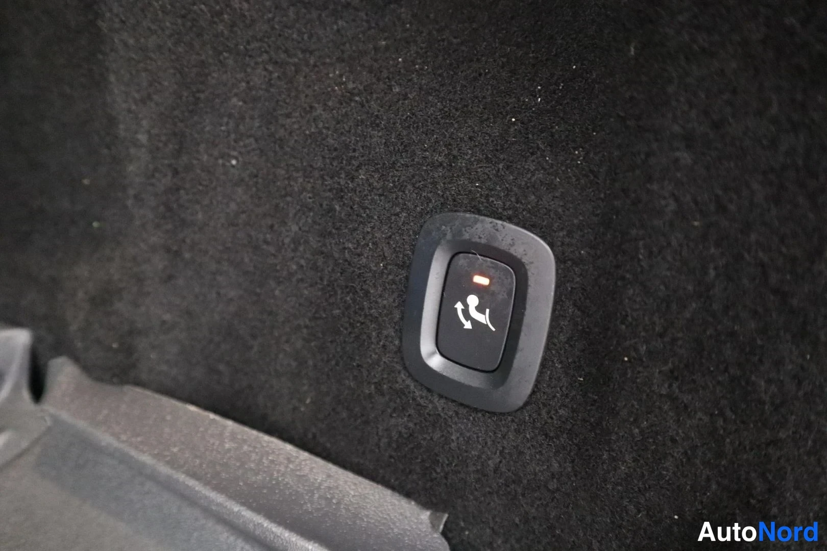 Valkoinen Volvo XC60 2020, yksityiskohta, kuva 26