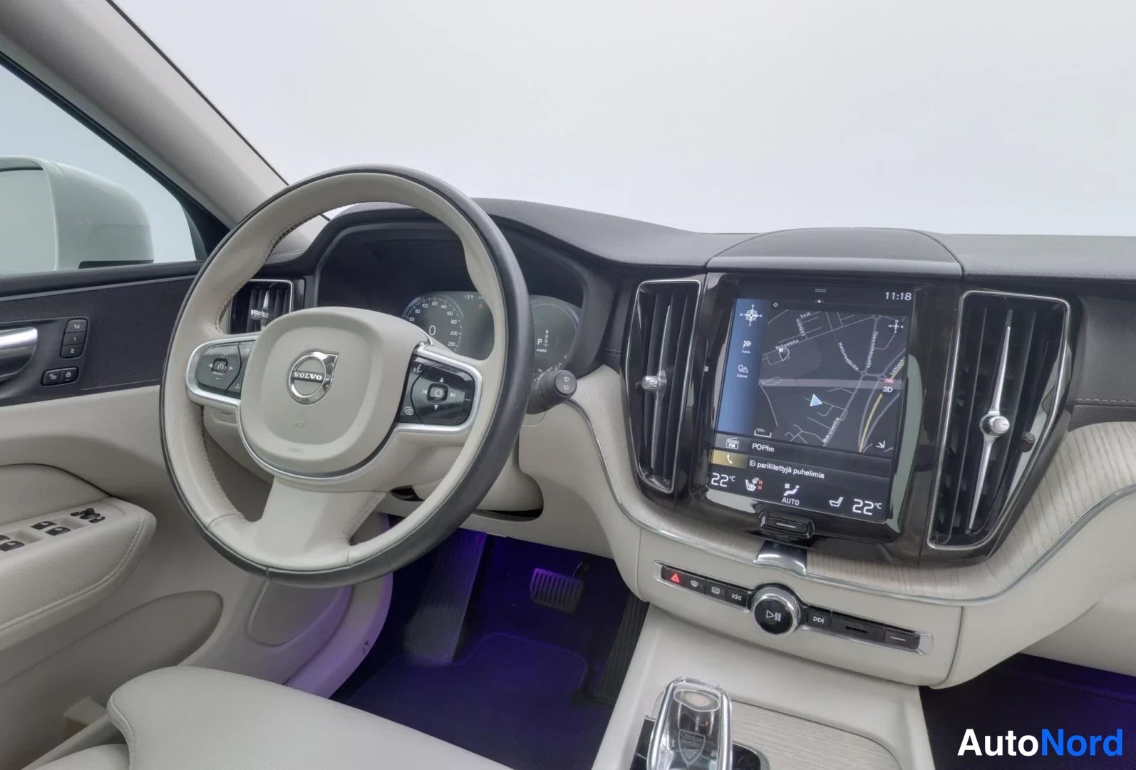 Valkoinen Volvo XC60 2020, ohjaamo, kuva 11