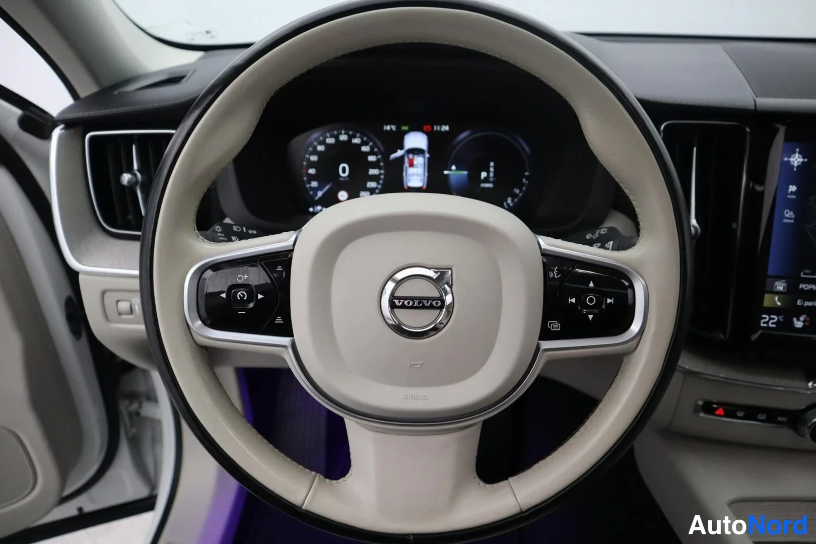 Valkoinen Volvo XC60 2020, yksityiskohta, kuva 27