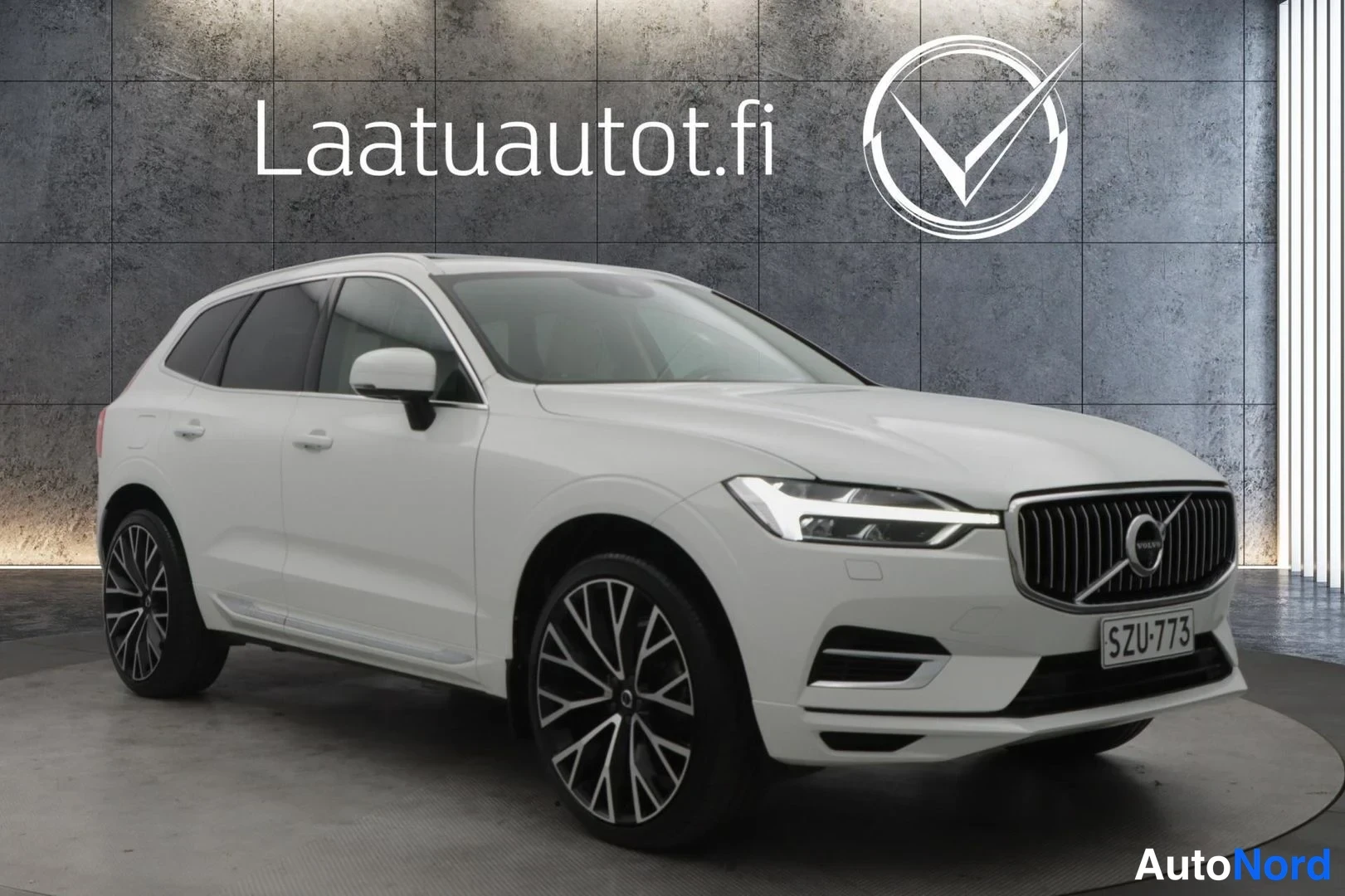 Valkoinen Volvo XC60 2020, etuviisto, keula oikealle, kuva 4