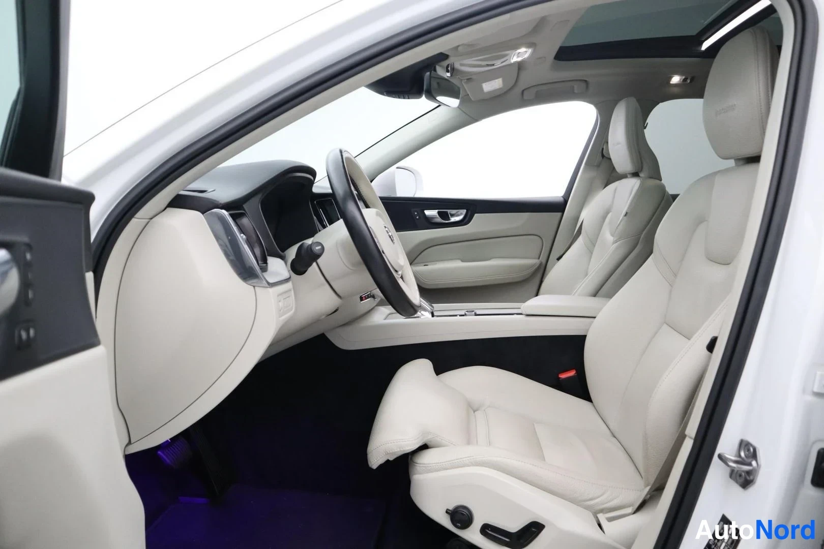 Valkoinen Volvo XC60 2020, ohjaamo, kuva 13