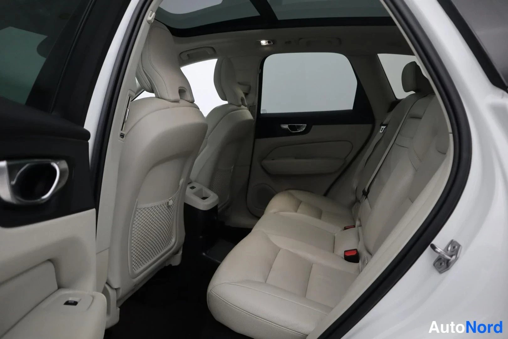 Valkoinen Volvo XC60 2020, takaistuimet, kuva 18