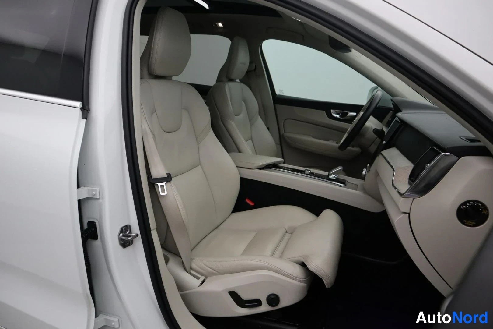 Valkoinen Volvo XC60 2020, etuistuimet, kuva 17