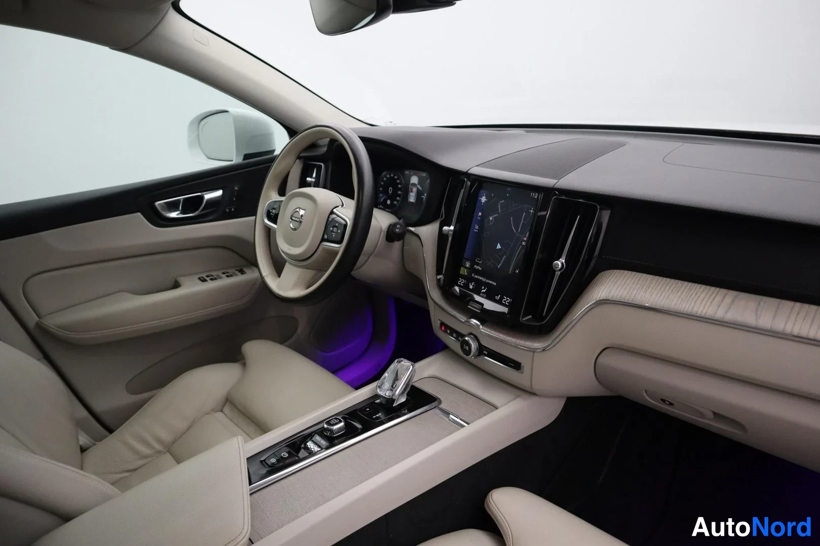 Valkoinen Volvo XC60 2020, ohjaamo, kuva 14