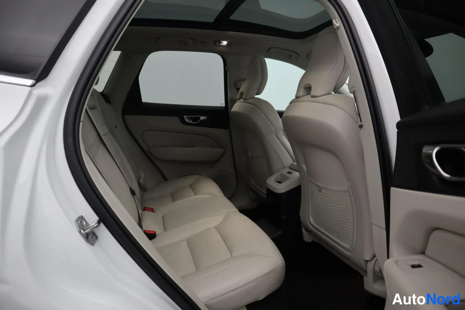 Valkoinen Volvo XC60 2020, takaistuimet, kuva 19