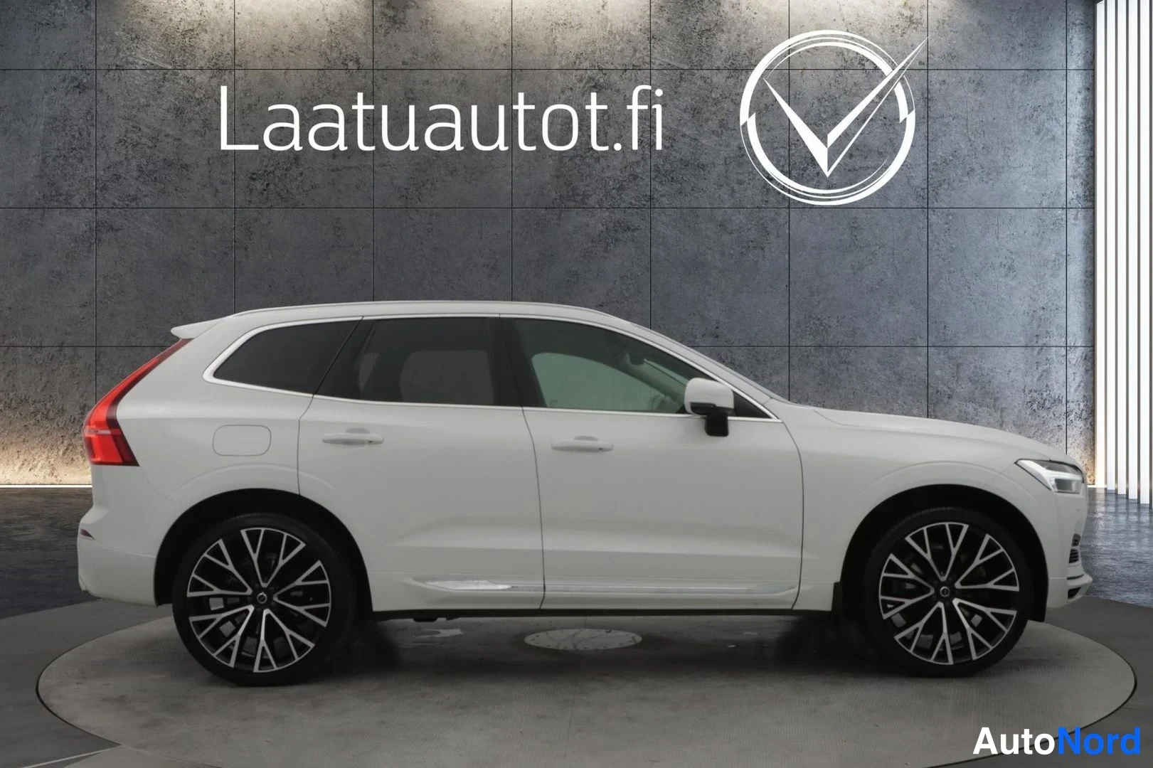 Valkoinen Volvo XC60 2020, takaviisto, kuva 7