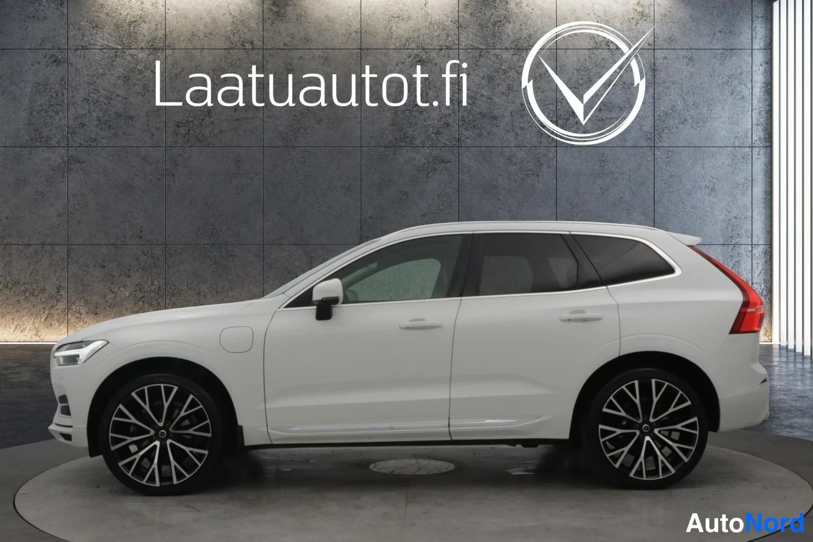 Valkoinen Volvo XC60 2020, etuviisto, keula vasemmalle, kuva 2
