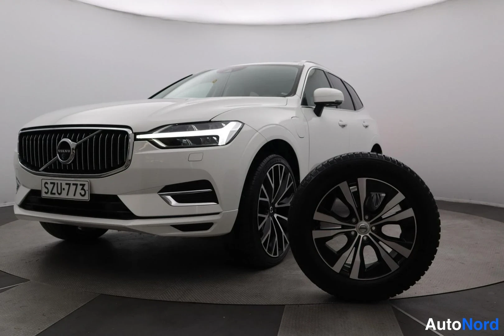 Valkoinen Volvo XC60 2020, etuviisto, keula vasemmalle, kuva 3
