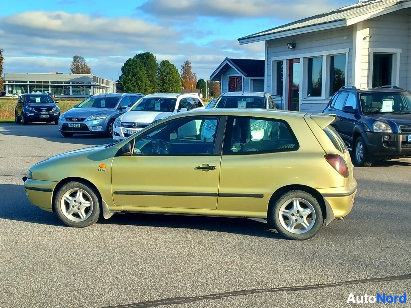 Vihreä Fiat Bravo 1998, etuviisto, keula vasemmalle, kuva 4