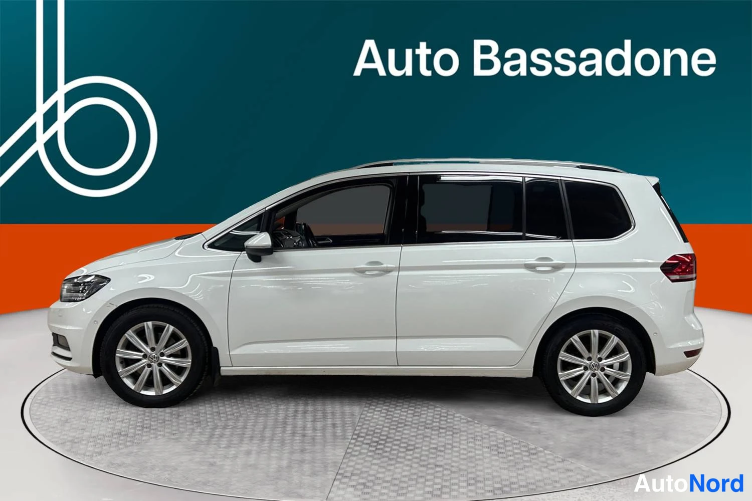 Valkoinen Volkswagen Touran 2019, sivulta, kuva 4