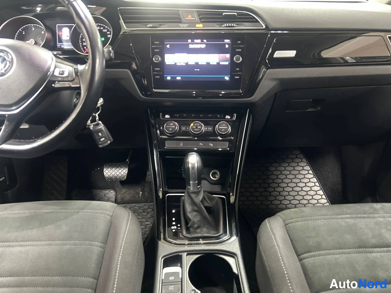Valkoinen Volkswagen Touran 2019, ohjaamo, kuva 9