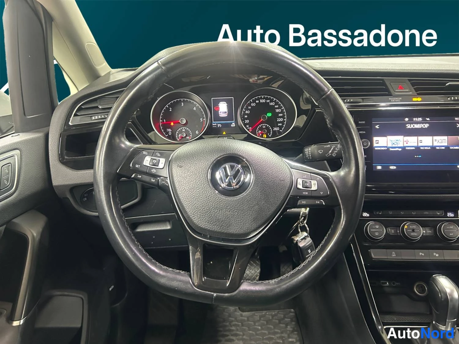 Valkoinen Volkswagen Touran 2019, ohjaamo, kuva 11