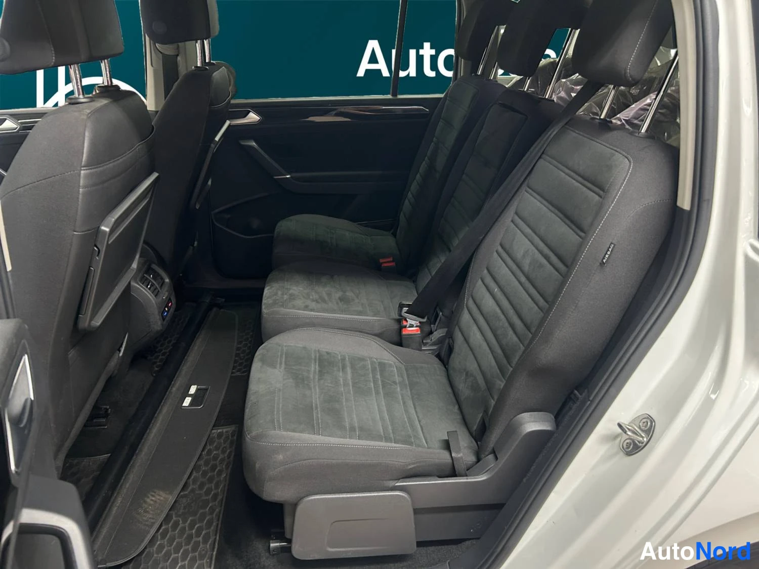 Valkoinen Volkswagen Touran 2019, takaistuimet, kuva 14