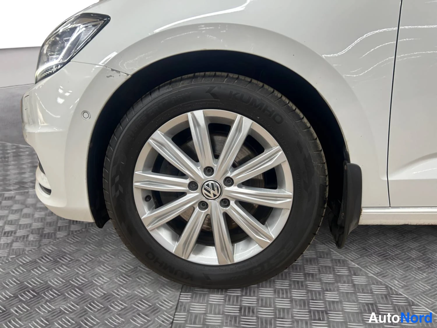 Valkoinen Volkswagen Touran 2019, yksityiskohta, kuva 16