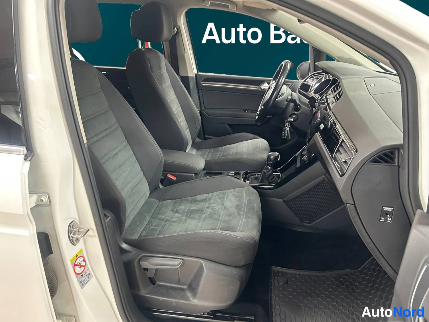 Valkoinen Volkswagen Touran 2019, ohjaamo, kuva 12